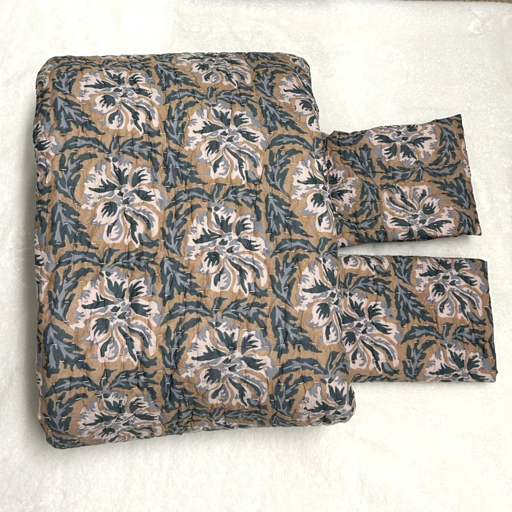 West Elm Lennon F/Q quilt and 2 standard shams